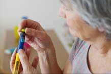Elderly woman diabetes right hand